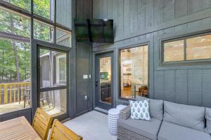DadevilleにあるFamily-Friendly Dadeville Cabin with Hot Tub and Porchのソファー付きポーチスクリーン