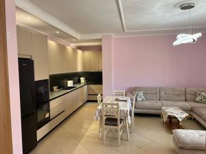 ヴロラにあるSoni Apartmentsのソファとテーブルのあるリビングルーム