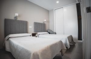 Ένα ή περισσότερα κρεβάτια σε δωμάτιο στο Apartamentos Turísticos Capitán Orellana