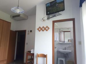 Televízia a/alebo spoločenská miestnosť v ubytovaní B&B Garnì Da Vito