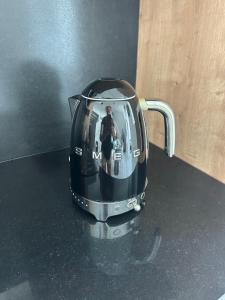 a tea kettle sitting on top of a counter at La Villa Delphine in Vaux-sur-Mer