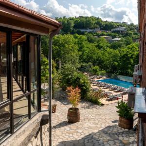 Bazén v ubytování Guest House Marani nebo v jeho okolí