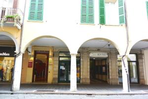 een rij bogen in een gebouw met groene luiken bij Residence Alcorso in Mantova
