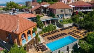 Bazén v ubytování Guest House Marani nebo v jeho okolí