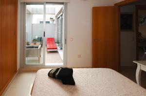 sypialnia z łóżkiem i widokiem na salon w obiekcie Apartamento Deluxe: hidromasaje, terraza y vistas. w mieście Las Hortichuelas