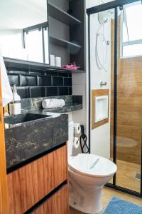 ห้องน้ำของ Gleba impecável, sacada envidraçada, ar, lava-seca