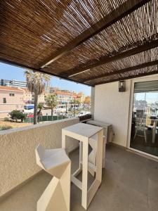 a patio with a table and chairs on a balcony at FM Marina Vilamoura in Quarteira