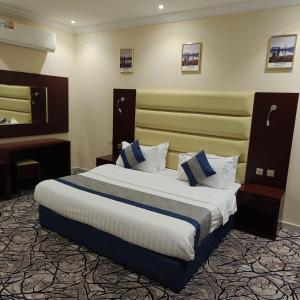 Postel nebo postele na pokoji v ubytování Borj Al Thahabiah ApartHotel