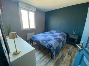 a blue bedroom with a bed and a window at Chez Maison familiale la heuniere 27950 Normandie logement autonome boîte à clé capacité 6 pers proche de giverny paris Rouen a13 in La Heunière
