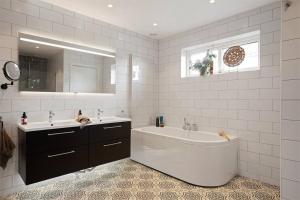 Ένα μπάνιο στο Rymlig villa nära stad och natur +47 φωτογραφίες