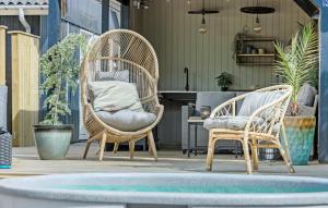 Posezení v ubytování Amazing Home In Aakirkeby With Wifi