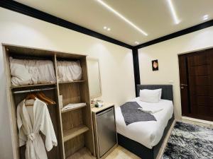 A bed or beds in a room at Blue Scarab Pyramids View