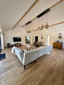 TV a/nebo společenská místnost v ubytování Gîte les pins - Maison cosy et calme à Ardres