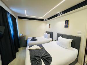 A bed or beds in a room at Blue Scarab Pyramids View
