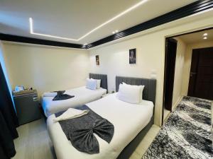 A bed or beds in a room at Blue Scarab Pyramids View