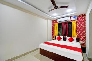 Hotel O Shri Ashirbad Palace客房内的一张或多张床位