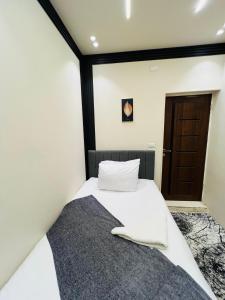 A bed or beds in a room at Blue Scarab Pyramids View