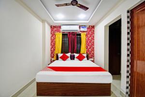 Hotel O Shri Ashirbad Palace客房内的一张或多张床位