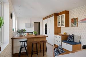 Η κουζίνα ή μικρή κουζίνα στο Rymlig villa nära stad och natur