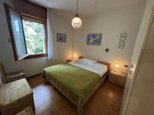 Bibione PinedaにあるRelax in quiet Bibione Pinedaのベッドルーム1室(ベッド1台、窓、ランプ2つ付)