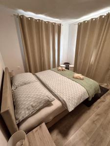 Un dormitorio con una cama con dos toallas encima. en Apartmán u zajaca v Liptovskom Trnovci, en Liptovský Trnovec