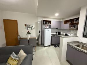 una cucina con frigorifero, tavolo e sedie di Lindo apto prox shopping a São João del Rei