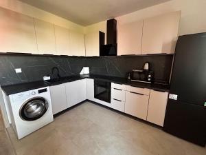 una cocina con lavadora y lavadora en Apartmán u zajaca v Liptovskom Trnovci, en Liptovský Trnovec
