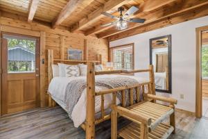 sypialnia z łóżkiem i wentylatorem sufitowym w obiekcie Cozy Timbers by Beyond Expectations w Hot Tub w mieście Rocky Grove +50 zdjęć