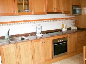 A cozinha ou cozinha compacta de Modern Holiday Home in Benidorm with Pool