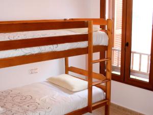 Uma ou mais camas em beliche em um quarto em Modern Holiday Home in Benidorm with Pool