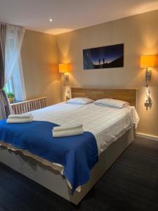 MunkforsにあるHotel Munkforsの大きなベッドとタオル2枚のある寝室 +8枚の写真