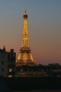 a view of the eiffel tower at sunset at Vaugirard1 Appt Paris 15, Eiffel Tower View in Paris