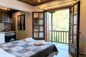 霍里顿姆帕尔克尼旅馆的一间带床和阳台的卧室