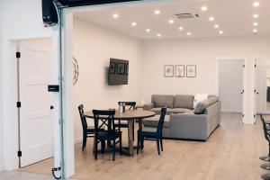 Ruang duduk di Revy To Go - Unique 2-Bedroom Condo