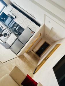 an overhead view of a kitchen and a living room at Appartement vu sur mer in Pont Blondin