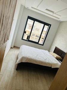 a bedroom with a large bed and a window at Appartement vu sur mer in Pont Blondin