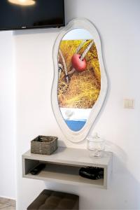 a mirror on a wall with a picture of a apple at il Centro Studios in Potos