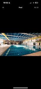 una foto di una piscina in un edificio di Newquay Bay Resort a Newquay Altre 9 foto