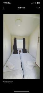 una piccola camera con due letti di Newquay Bay Resort a Newquay