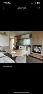 una cucina e un soggiorno con tavolo e sedie di Newquay Bay Resort a Newquay