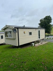una casa mobile è parcheggiata in un cortile di Newquay Bay Resort a Newquay