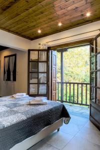 霍里顿姆帕尔克尼旅馆的一间带床和阳台的卧室