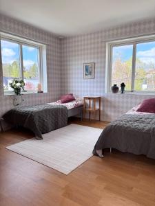 Ένα ή περισσότερα κρεβάτια σε δωμάτιο στο Rymlig villa nära stad och natur