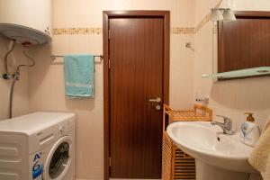 A bathroom at Cascadas Holiday Apartments
