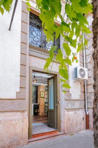 una puerta que da a un edificio con ventana en The Loft Esztergom, en Esztergom