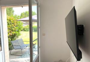 TV a/nebo společenská místnost v ubytování La Camargue bohème