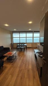una sala de estar con un sofá y una mesa en North Pearl Arsin Suit, en Arsin