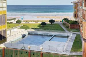 basen z plażą w tle w obiekcie ATeRiAN MANDABIDE w mieście Zarautz