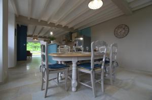 a dining room with a table and chairs at Le jardin sainte anne in Balnot-sur-Laignes +12 photos