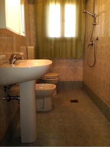 un baño con lavabo e inodoro en Charming holiday home in Rosolina Mare, en Rosolina Mare